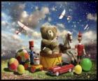 Ένα Teddy Bear συνεδρίαση με τύμπανο, σφαίρες και άλλα πολύτιμα δώρα των Χριστουγέννων